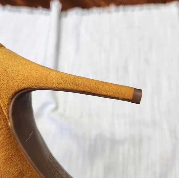 Jones New York Mustard Yellow Heels Size 8M - Picture 9 of 13